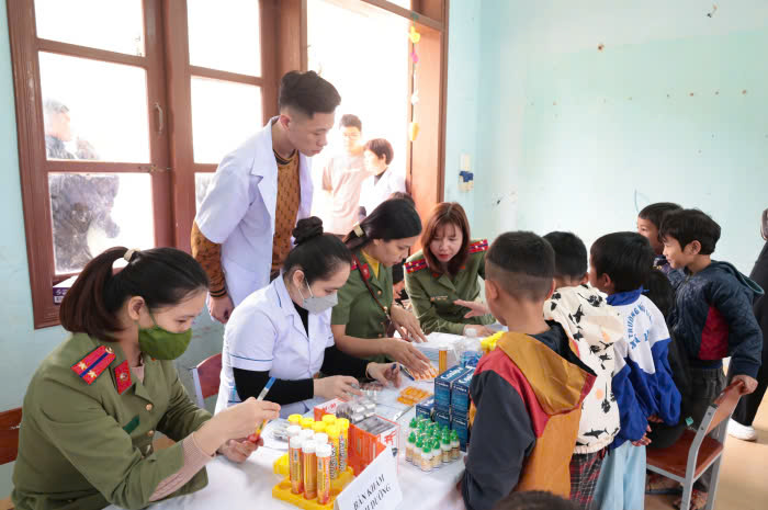 Tết ấm cho học sinh vùng cao Quảng Nam